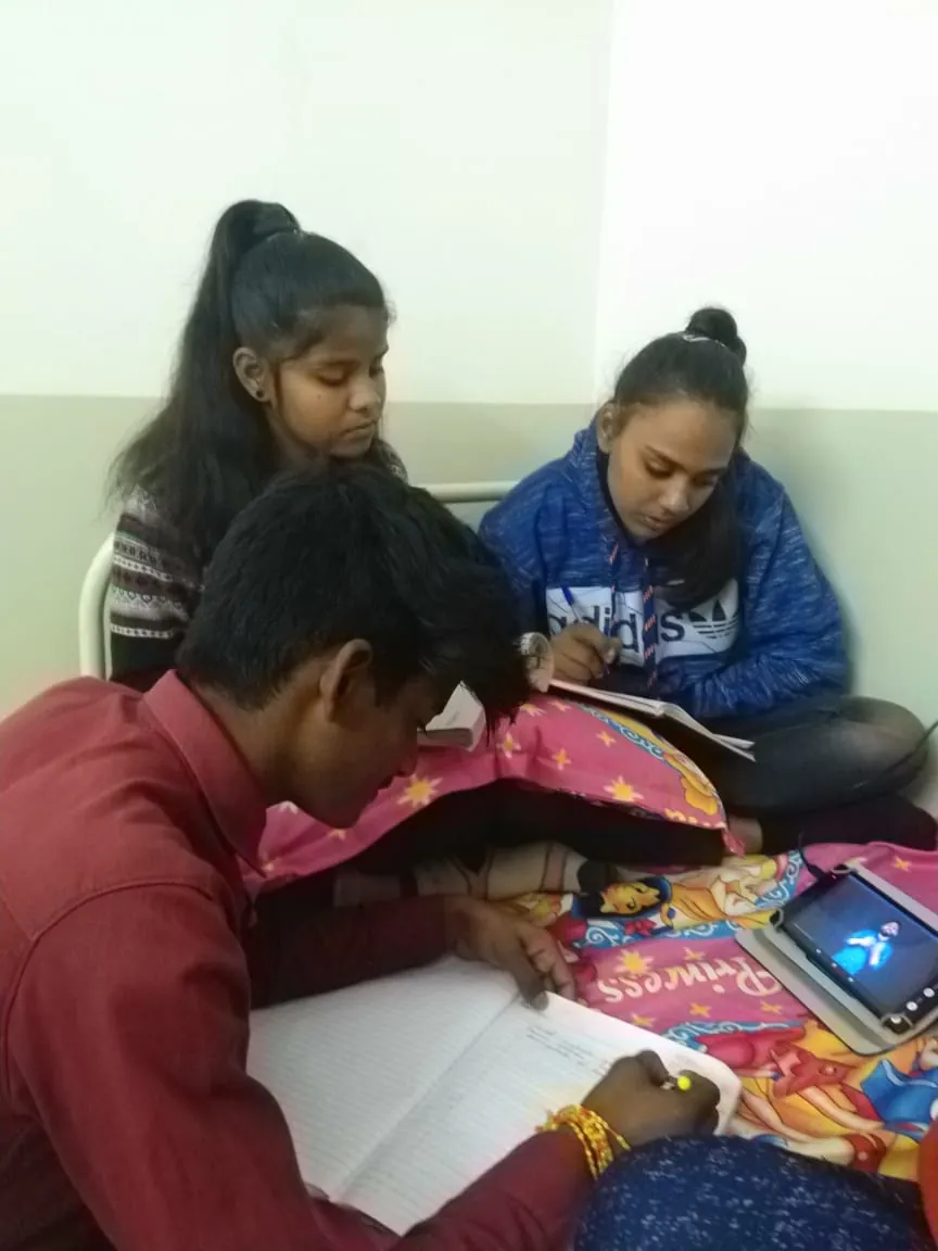 Dr Sona Gupta teaching Poor Students who wants to become Doctors & Engineers