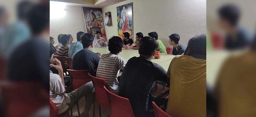 Saransh Gupta Sir Visits in the Kota Hostel to guide & help them in their Studies